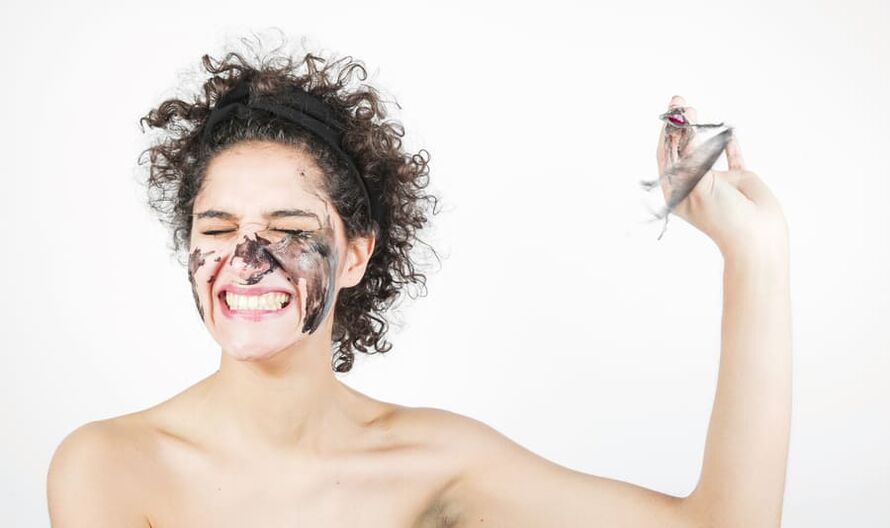 egy nő fiatalító arcbőr kezelést végez